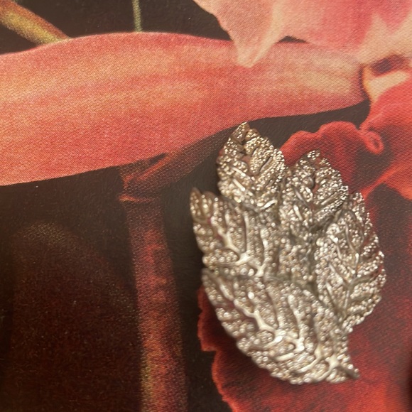 VINTAGE 1960’s “HOPE CHEST” LEAF 🍁 TEXTURED SILVER TONE CLIPON EARRINGS, Signed - Picture 2 of 5